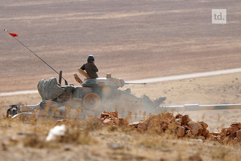 L'armée turque bombarde les forces kurdes en Syrie 