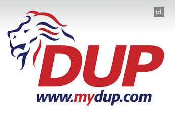 Theresa May signe un accord de gouvernement 